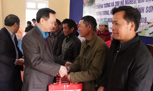 Ông Đào Minh Tú - Chủ tịch Công đoàn Ngân hàng Việt Nam - tặng quà cho các hoàn cảnh khó khăn. Ảnh: Linh Nguyên