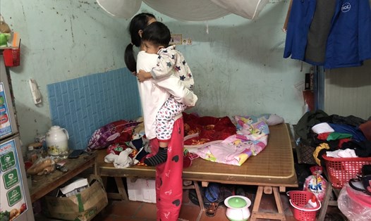 Gia đình chị Nguyễn Thị Tiến trông chờ vào tiền thưởng Tết để cả nhà có thể vui vầy, đủ đầy. Ảnh: Phương Quỳnh