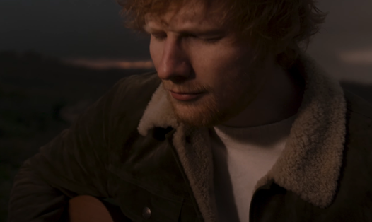 Ed Sheeran gây bất ngờ khi giới thiệu ca khúc mới “Afterglow” vào dịp cuối năm. Ảnh nguồn: Xinhua.