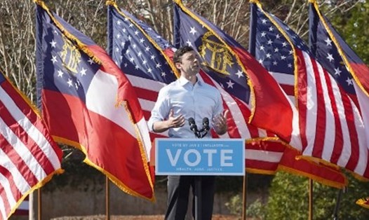 Ứng viên Đảng Dân chủ Jon Ossoff phát biểu trong một cuộc vận động tranh cử cho cuộc bầu cử Thượng viện Mỹ tại Columbus, Georgia. Ảnh: AFP.