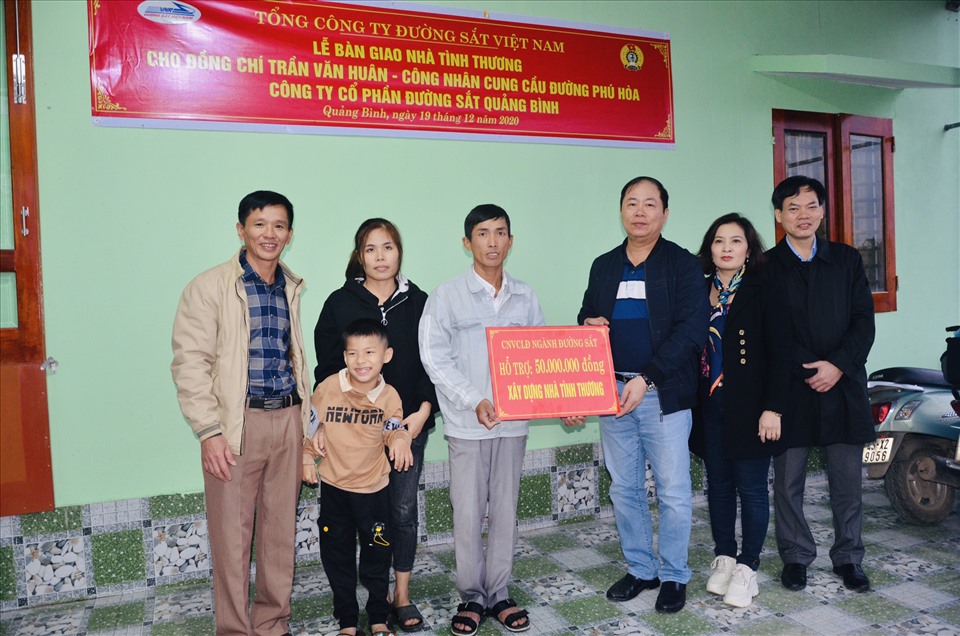 Lãnh đạo Tổng Công ty và Công đoàn Đường sắt Việt Nam bàn giao kinh phí hỗ trợ xây nhà tình thương cho anh Trần Văn Huân. Ảnh: CĐ ĐSVN