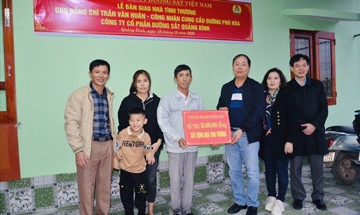 Lãnh đạo Tổng Công ty và Công đoàn Đường sắt Việt Nam bàn giao kinh phí hỗ trợ xây nhà tình thương cho anh Trần Văn Huân. Ảnh: CĐ ĐSVN