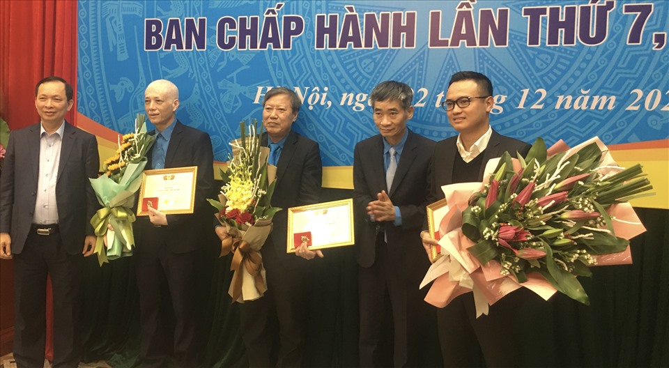 Các ông: Trần Văn Thuật, Phó Chủ tịch Tổng LĐLĐVN (thứ 2 từ phải sang), Đào Minh Tú, Phó Thống đốc Ngân hàng Nhà nước, Chủ tịch Công đoàn Ngân hàng Việt Nam (thứ nhất từ trái sang) trao Kỷ niệm chương. Ảnh: Trần Hoà