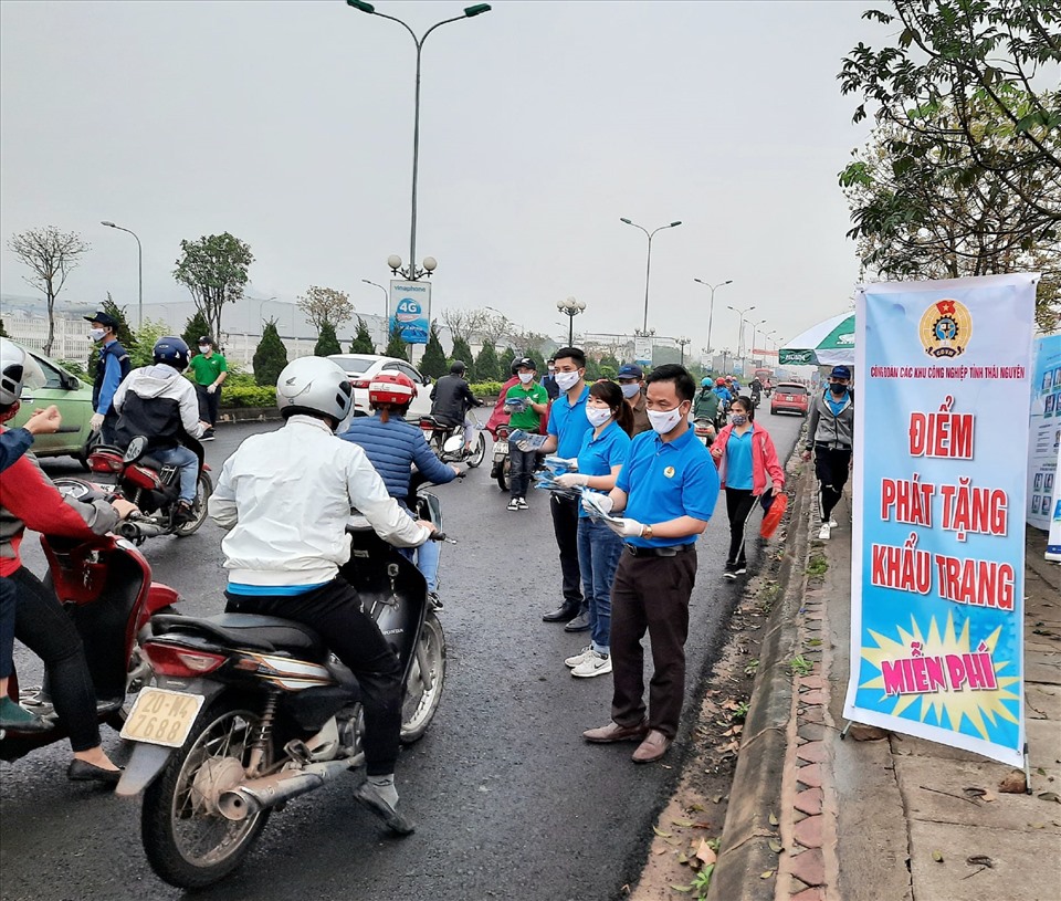 Cán bộ công đoàn Các khu công nghiệp tỉnh Thái Nguyên phát khẩu trang miễn phí cho đoàn viên, công nhân lao động. Ảnh: CĐTN