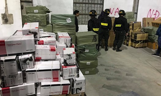 Một kho hàng buôn lậu ở Bắc Phong Sinh bị cơ quan công an phát hiện, thu giữ đêm 17, rạng sáng ngày 18.12.2020. Ảnh: CTV