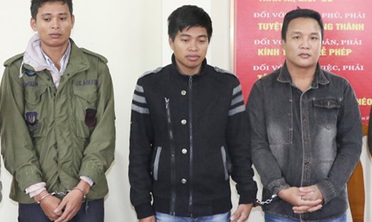 Từ trái qua phải là 3 bị can Hoàn, Hoàng, Thiện trong số 5 bị can bị khởi tố tội tổ chức đưa người khác trốn ra nước ngoài. Ảnh: Công an cung cấp