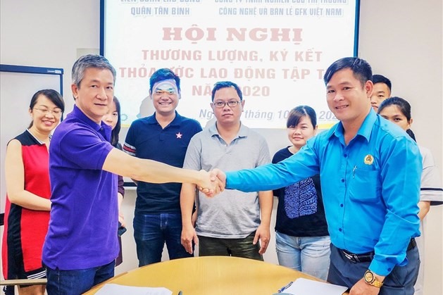 Đại diện LĐLĐ Quận Tân Bình ký kết thỏa ước lao động tập thể với Giám đốc Công ty TNHH Nghiên cứu Thị trường Công nghệ và Bán lẻ GFK Việt Nam. Ảnh Đức Long