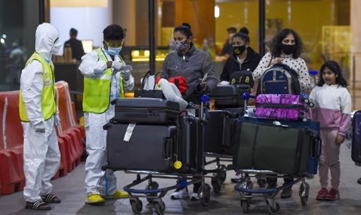 Ấn Độ phát hiện 5 ca dương tính với COVID-19 trong số hành khách có mặt trên chuyến bay đến từ Vương quốc Anh hôm 21.12. Ảnh: AFP