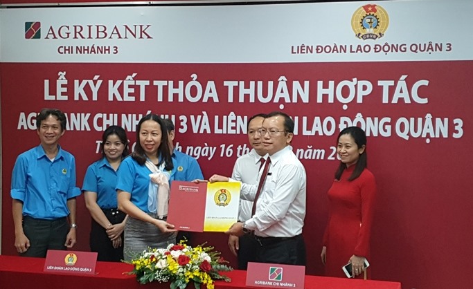 Đại diện LĐLĐ Quận 3 và Agribank Chi nhánh 3 ký kết hợp tác với nhiều ưu đãi cho đoàn viên, CNVCLĐ. Ảnh LĐLĐ Quận 3