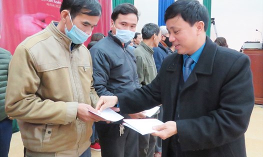 Ông Nguyễn Văn Danh - Chủ tịch LĐLĐ Hà Tĩnh trao quà hỗ trợ tại huyện Cẩm Xuyên. Ảnh: CĐ.