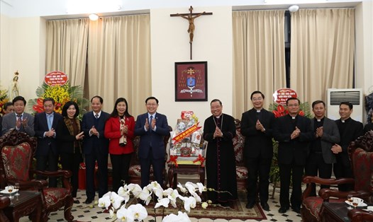 Bí thư Thành ủy Hà Nội Vương Đình Huệ thăm, chúc mừng Tòa Tổng Giám mục Hà Nội. Ảnh: Thành Chung