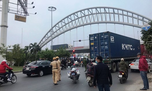 Hiện trường vụ tai nạn giao thông khiến 2 phụ nữ thương vong ở gần vòng xuyến đường Hồ Sen - Võ Nguyên Giáp (Hải Phòng) chiều 22.12. Ảnh Mai Dung