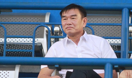 Huấn luyện viên Phan Thanh Hùng xuất hiện trên khán đài sân Bình Dương chiều 22.12. Ảnh: Thanh Vũ