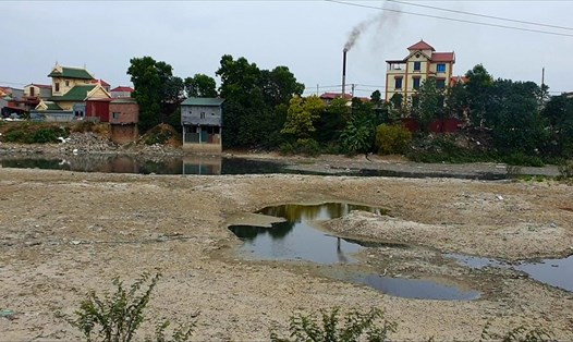 Nước ở sông Cầu (đoạn Ngũ Huyện Khê) có màu đen do ô nhiễm nặng. Ảnh: Trần Tuấn