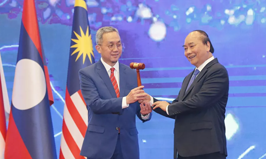 Thủ tướng Nguyễn Xuân Phúc trao búa gỗ đại diện chức Chủ tịch ASEAN 2021 cho Đại sứ Brunei tại Việt Nam Pengiran Haji Sahari bin Pengiran Haji Salleh. Ảnh: TTXVN