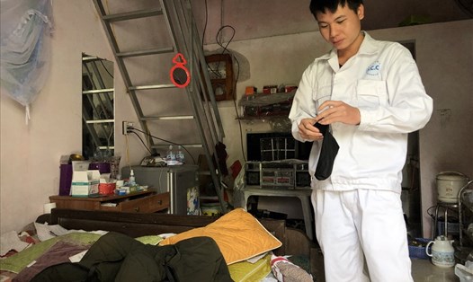 Anh Hà Văn Hữu - công nhân một công ty điện tử ở KCN Thăng Long (Hà Nội) - đang chuẩn bị đi làm ca. Ảnh: Bảo Hân