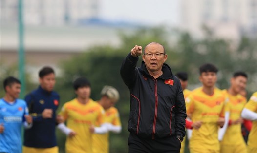 Huấn luyện viên Park Hang-seo chỉ đạo đội tuyển Việt Nam tập luyện. Ảnh Đông Đông