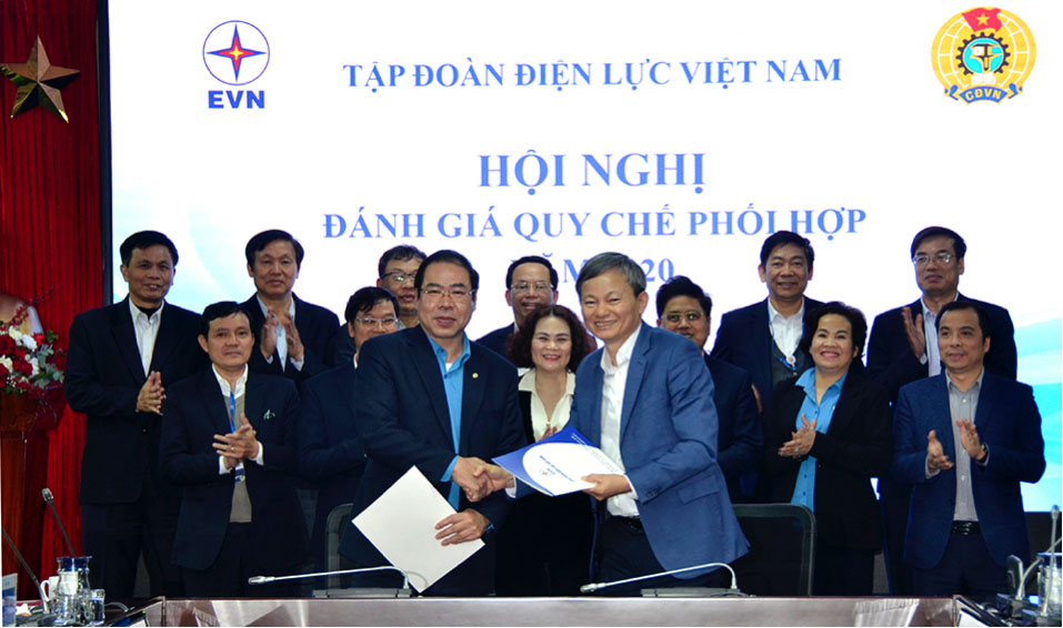 Tổng Giám đốc EVN Trần Đình Nhân (hàng đầu bên phải) và Chủ tịch Công đoàn Điện lực Việt Nam Đỗ Đức Hùng (hàng đầu bên trái) thực hiện nghi lễ ký kết Quy chế phối hợp hoạt động năm 2021. Ảnh: Huyền Ngọc