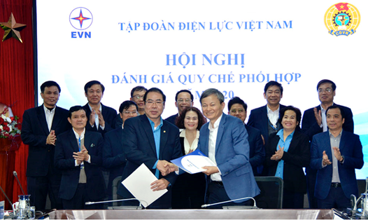 Tổng Giám đốc EVN Trần Đình Nhân (hàng đầu bên phải) và Chủ tịch Công đoàn Điện lực Việt Nam Đỗ Đức Hùng (hàng đầu bên trái) thực hiện nghi lễ ký kết Quy chế phối hợp hoạt động năm 2021. Ảnh: Huyền Ngọc