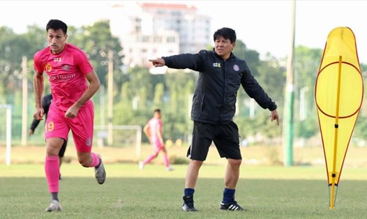 Đỗ Merlo tập luyện tích cực dưới sự hướng dẫn của huấn luyện viên Vũ Tiến Thành, cùng Sài Gòn hướng đến mùa bóng mới thành công. Ảnh: Fanpage CLB Sài Gòn.