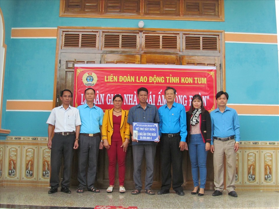 Đồng chí Lê Ích Dàng (Thứ 3 từ phải qua) bàn giao nhà “Mái ấm Công đoàn” cho gia đình đồng chí A Bin. Ảnh: Hà Thành