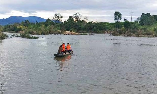 Tìm kiếm nạn nhân trong sông Ba, Gia Lai. Ảnh TA