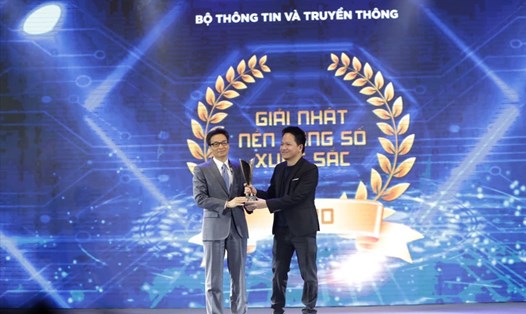 Phó Thủ tướng Vũ Đức Đam trao giải nhất nền tảng số xuất sắc nhất cho ông Phạm Kim Hùng, CEO Base.vn. Ảnh: Phạm Đông