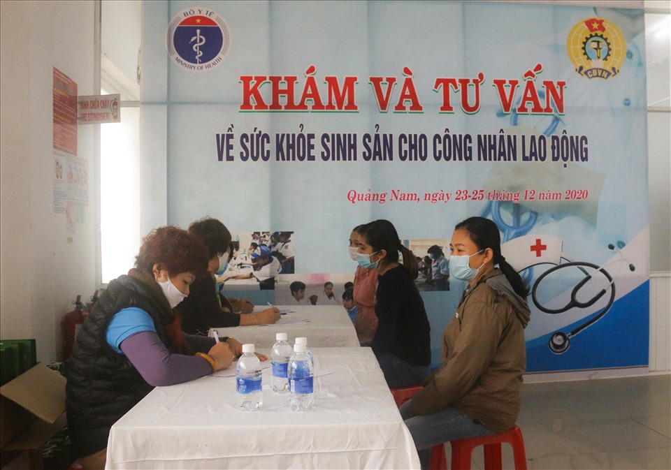 Các công nhân lao động ở Quảng Nam được khám, tư vấn về sức khỏe sinh sản. Ảnh: Thanh Chung