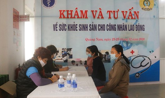 Các công nhân lao động ở Quảng Nam được khám, tư vấn về sức khỏe sinh sản. Ảnh: Thanh Chung