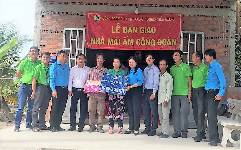 Bàn giao Mái ấm Công đoàn cho gia đình bà Nguyễn Thị Ngọc Diệu ở ấp 2, xã Tân Hòa Thành, huyện Tân Phước, tỉnh Tiền Giang. Ảnh: Lý Oanh