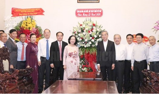 Trưởng Ban Dân vận Trung ương Trương Thị Mai thăm, chúc mừng Tòa Tổng Giám mục TPHCM. Ảnh: S.Hải
