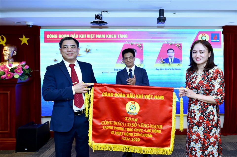Bà Nghiêm Thùy Lan – Chủ tịch Công đoàn Dầu khí Việt Nam - trao tặng danh hiệu Công đoàn cơ sở vững mạnh 2020 cho Công đoàn BIENDONG POC. Ảnh: CĐ DKVN