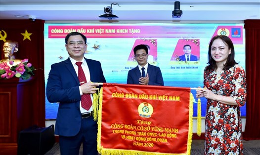 Bà Nghiêm Thùy Lan – Chủ tịch Công đoàn Dầu khí Việt Nam - trao tặng danh hiệu Công đoàn cơ sở vững mạnh 2020 cho Công đoàn BIENDONG POC. Ảnh: CĐ DKVN