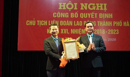 Đồng chí Nguyễn Đình Khang (bên phải) - Chủ tịch Tổng Liên đoàn Lao động Việt Nam - trao Quyết định cho đồng chí Nguyễn Phi Thường. Ảnh: Mạnh Tiến