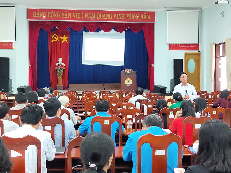 Báo cáo viên LĐLĐ tỉnh triển khai chuyên đề Bộ luật Lao động năm 2019. Ảnh LĐLĐ Tây Ninh