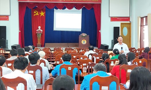 Báo cáo viên LĐLĐ tỉnh triển khai chuyên đề Bộ luật Lao động năm 2019. Ảnh LĐLĐ Tây Ninh