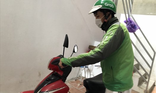 Ngoài làm công nhân, anh Đào Hoài Sơn còn chạy xe ôm công nghệ để kiếm thêm thu nhập. Anh mong thưởng Tết năm 2021 sẽ khá để có tiền mua tủ lạnh mới. Ảnh: Bảo Hân.