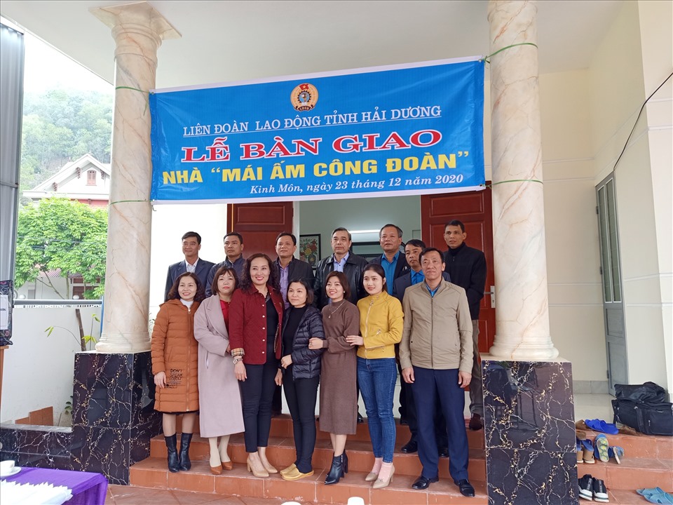 Đại diện lãnh đạo LĐLĐ tỉnh Hải Dương chụp ảnh lưu niệm với gia đình chị Hiền. Ảnh: Diệu Thuý