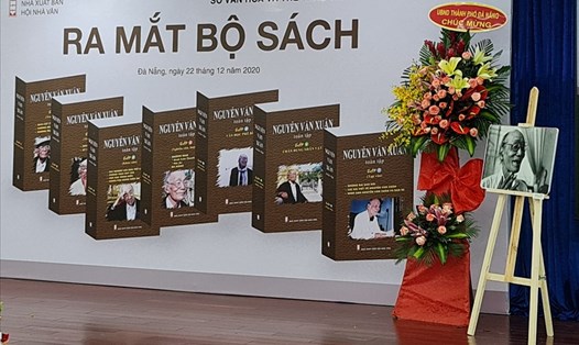 Ra mắt bộ sách “Nguyễn Văn Xuân tổng tập” tại Đà Nẵng. Ảnh: Tường Minh