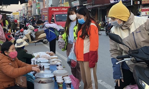 Công nhân KCN Thăng Long (Hà Nội) tranh thủ đi chợ trước giờ vào ca. 
Ảnh: Bảo Hân