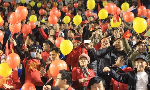 Khán giả Quảng Ninh dành sự cổ vũ nhiệt tình cho U22 trong trận đấu với đội tuyển Việt Nam. Ảnh: Thanh Xuân