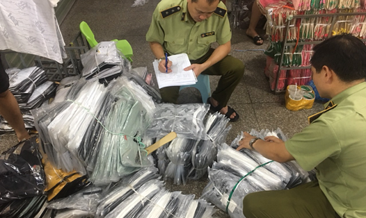Một vụ thu giữ 4.700 sản phẩm nghi hàng giả, hàng nhái ở khu Ninh Hiệp, Hà Nội. Ảnh: LĐO