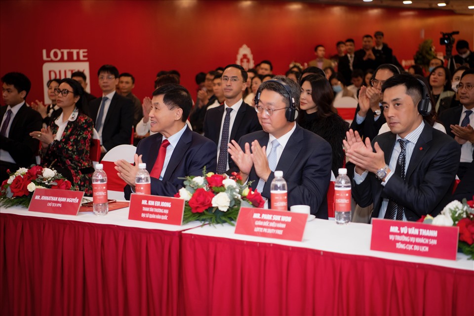 ‘Vua hàng hiệu’ Johnathan Hạnh Nguyễn bắt tay Lotte Duty Free. Ảnh: VP
