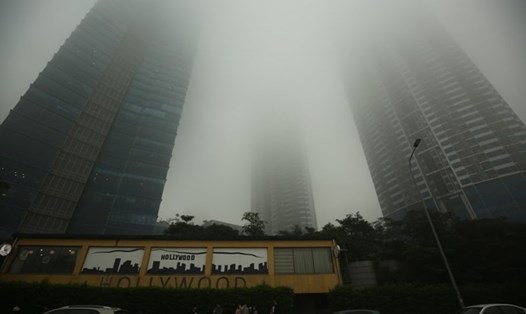 Một cảnh tượng phổ biến ở Thủ đô: Không phải là bảng lảng sương khói mà là mịt mù ô nhiễm. Ảnh: Minh Hà