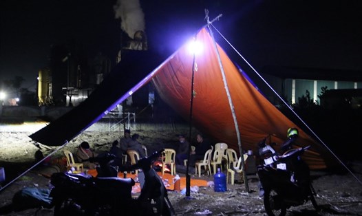 Bất chấp thời tiết khắc nghiệt, người dân lập lán trại ngày đêm "canh" hiện trường xả thải. Ảnh: Minh Nguyễn.