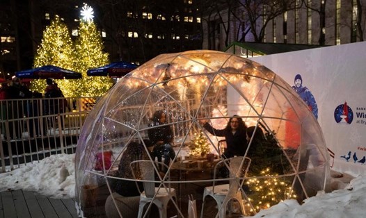 Nghỉ ngơi trong "nhà bóng" bằng nhựa ở New York, Mỹ trong mùa Giáng sinh COVID-19. Ảnh: Xinhua