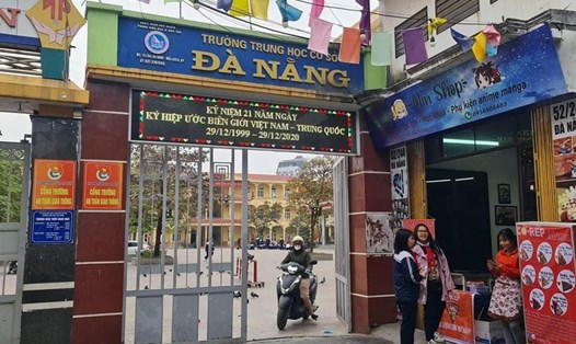 Hai học sinh THCS Đà Nẵng (Hải Phòng) bị đình chỉ học vì liên quan đến vụ việc hút thuốc lá điện tử. Ảnh LT