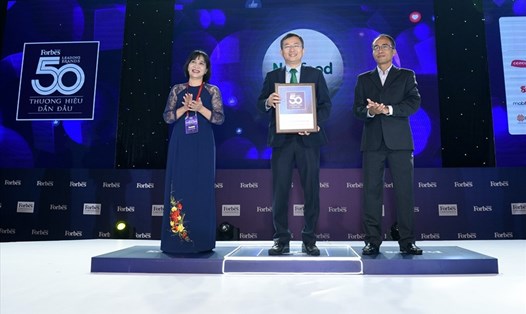 Bác sĩ Mai Thanh Việt – Giám đốc Tiếp thị Cấp cao đại diện Nutifood nhận giải thưởng 50 thương hiệu dẫn đầu.
