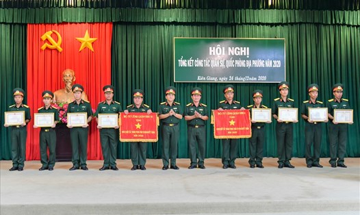 Bộ CHQS Kiên Giang nhận bằng khen của Bộ Quốc phòng và cờ thi đua của Bộ Tư lệnh Quân khu 9 cho tập thể, cá nhân. Ảnh: PV