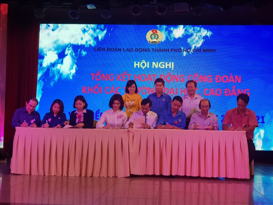 Các Công đoàn cơ sở Khối trường đại học, cao đẳng ký kết giao ước thi đua. Ảnh Nam Dương